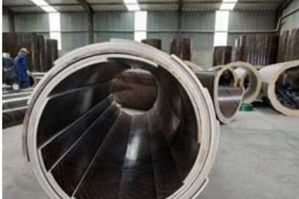 在木质圆柱模板拆模施工现场,最重要的安全隐患