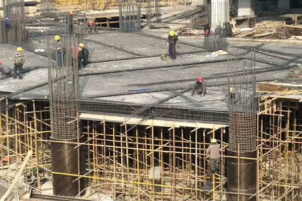 圆柱木模板解决跑浆问题